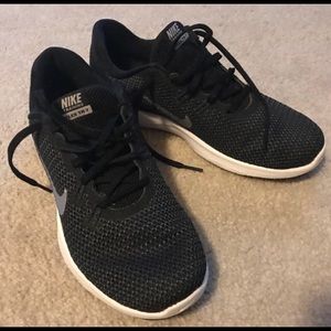 Woman’s Nike flex trainer shoes